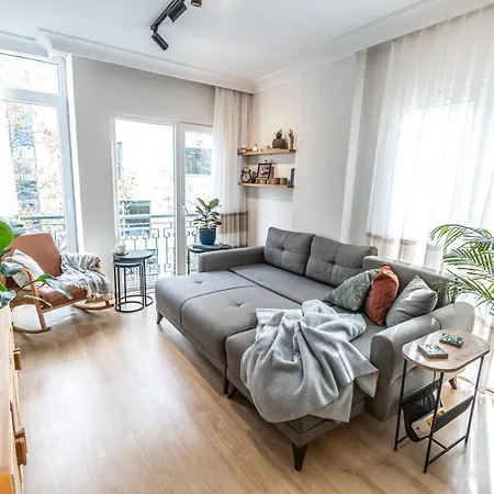 Charming Apt - Near Axis Mall