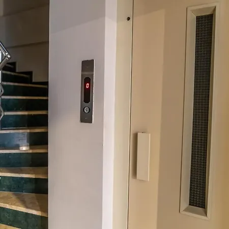 Charming Apt - Near Axis Mall