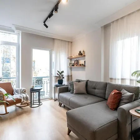 Charming Apt - Near Axis Mall
